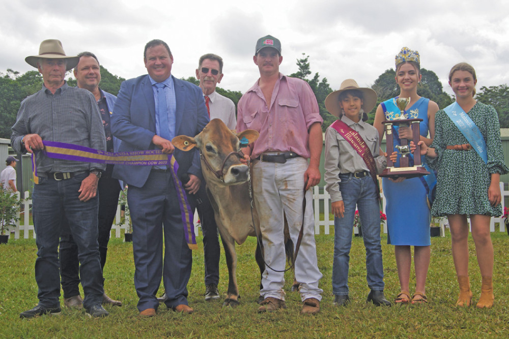 Supreme Champion Dairy Cow at the 2023 Malanda Show was Long Lanes TS Narcissus, owned by Jerry English. Pictured are Rodney Hartin from Long Lanes Jersey stud, Rod Verrall (Combined Breeds judge), Ben Govett (Holstein judge), Phil Hentschke (Illawarra judge), Jerry English with his supreme exhibit, Kirra Andersen (Illawarra dairymaid), Kimberly Daley (2023 Malanda Show Queen and Holstein dairymaid) and April Burtenshaw (Combined Breeds dairymaid).