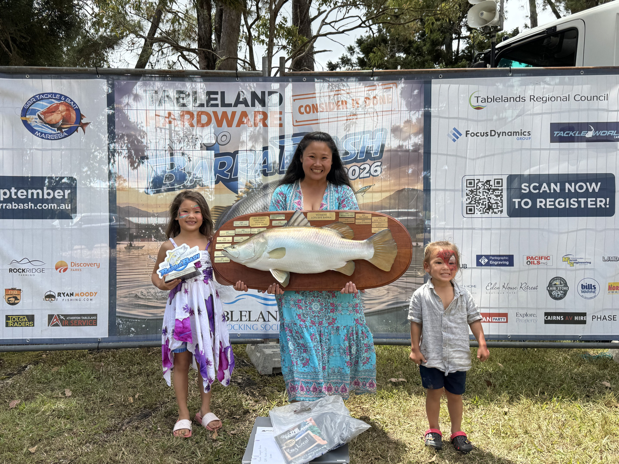 Thippaporn Kaewsk celebrates her Largest Barra (Female) award win with her kids.