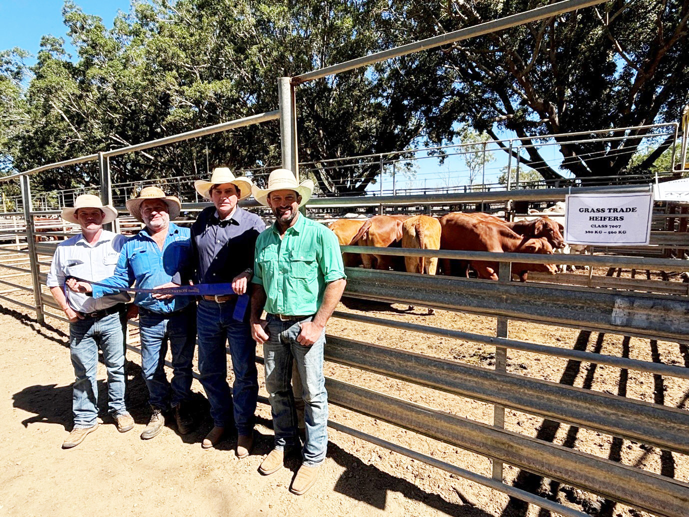 (from left) Kerry Mills of JBS Australia with Lincoln Bewick and Peter Woollett from Misty Mountain, who won the Grass Trade heifers – Class7007, with Corey Hoffman.