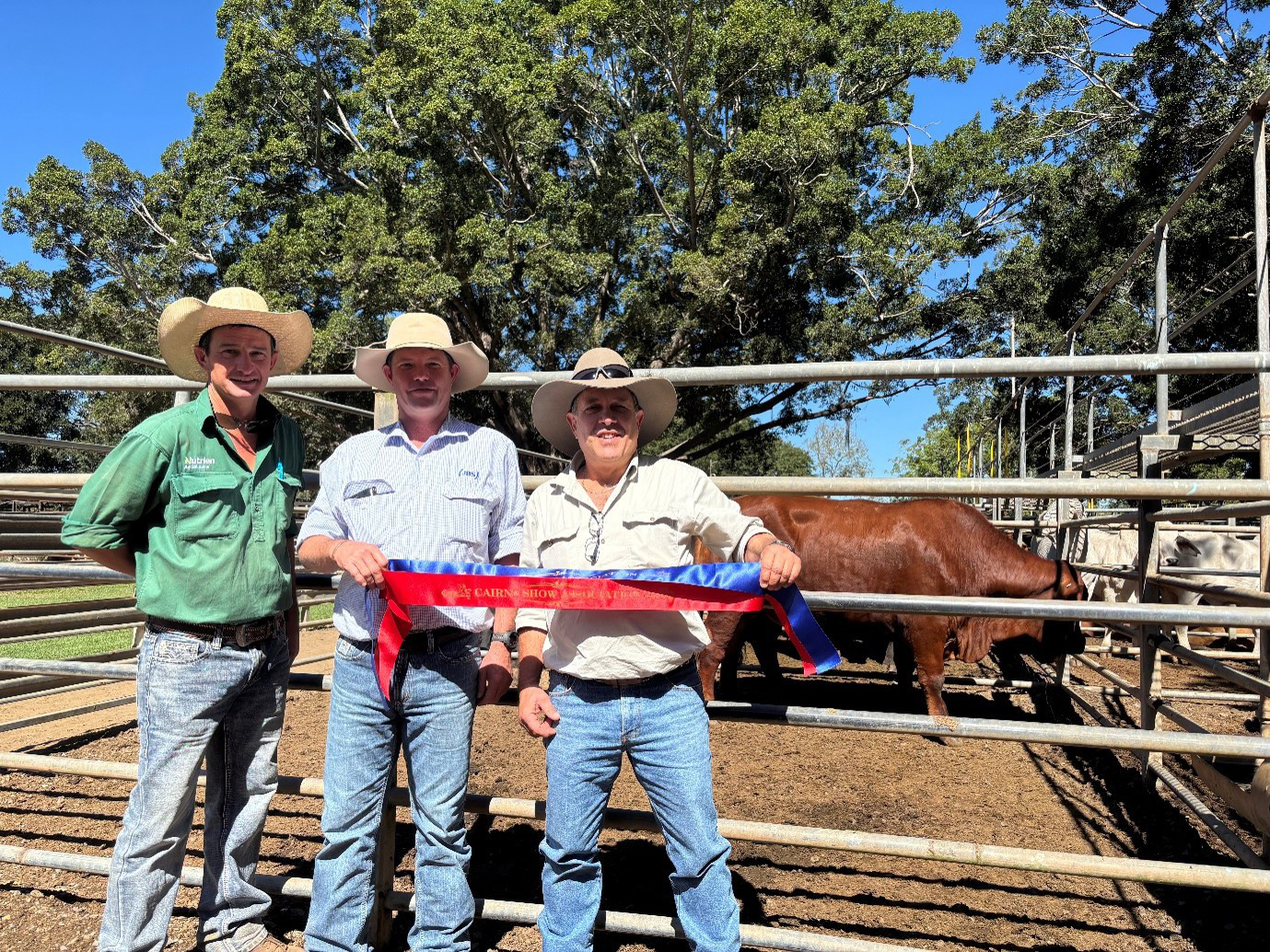 (from left) Rowan Hoffman of Nutrien Ag and Kerry Mills of JBS Australia, with Louie Gallo from Rinkrose who came 2nd in Heavy Weight Ox – Class 7005 and 1st in Export Heifer – Class 7008.