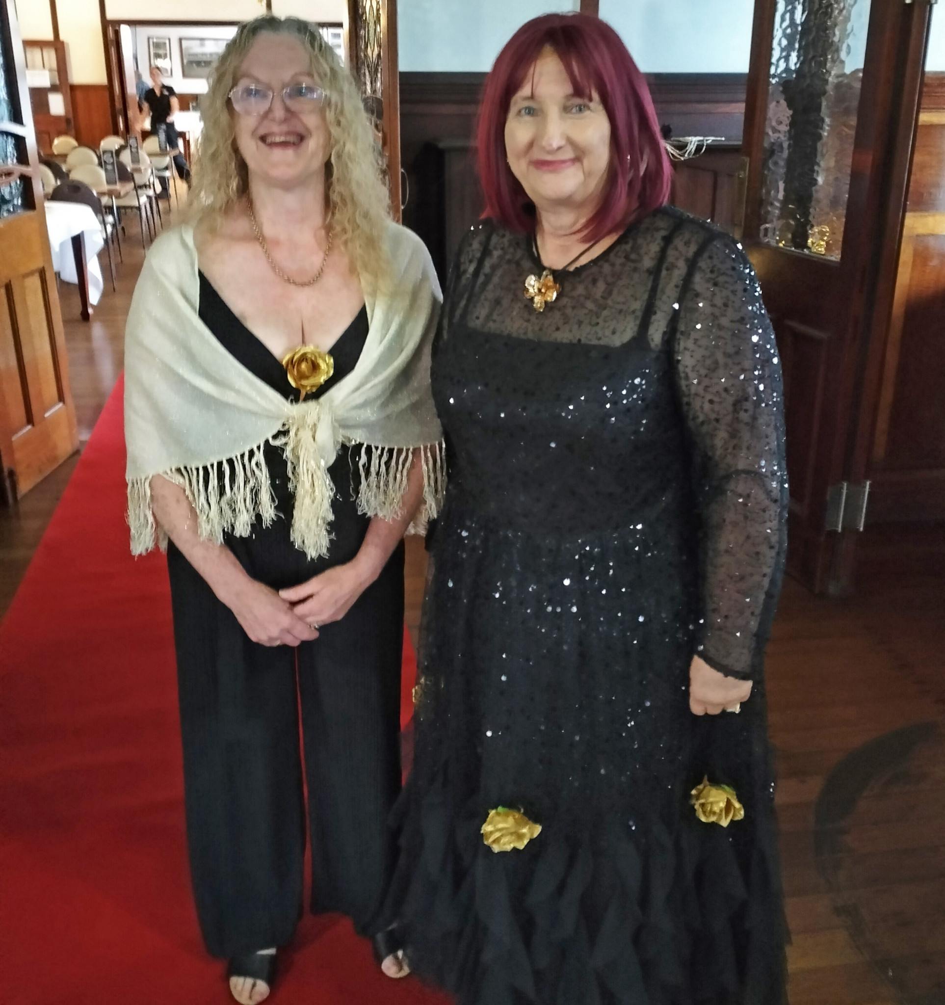 Jan Drew-Maskel (left) and event coordinator Andrea Lucius loved the black and gold theme.