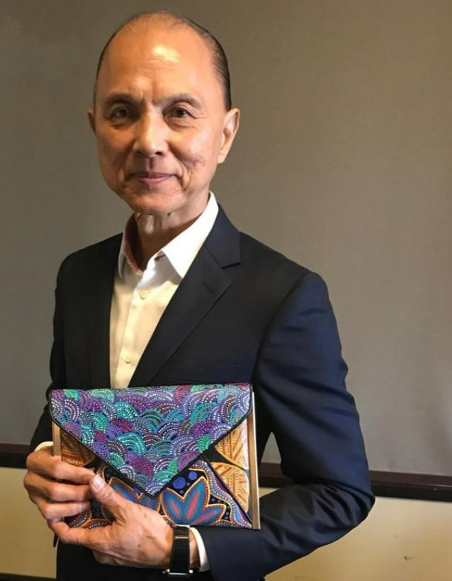 Fashion royalty Jimmy Choo admired the Jarawee handbags and shoes.