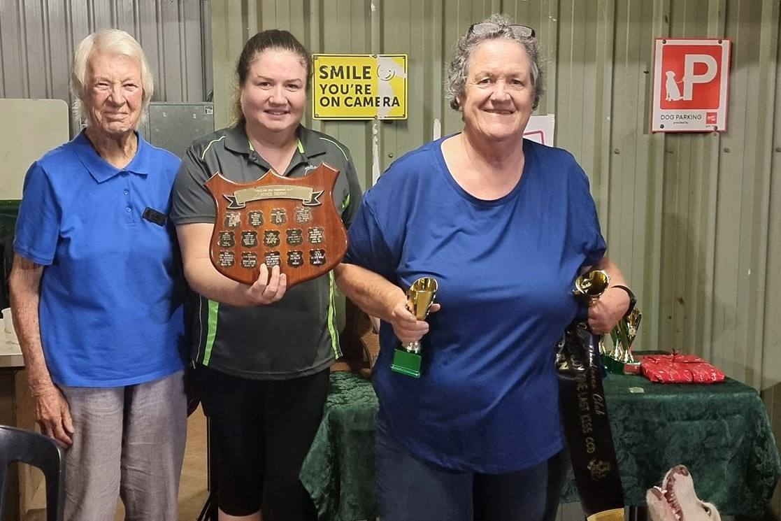 Anne Moens (life member) presented Vicki Sanders (life member) and her Border Collie Jedda (Glenloy One Last Kiss CCD, CD, RN) with one of the two awards which she and her dog won on the night. Pictured holding the shield is Fiona Cavanagh (chief instructor).