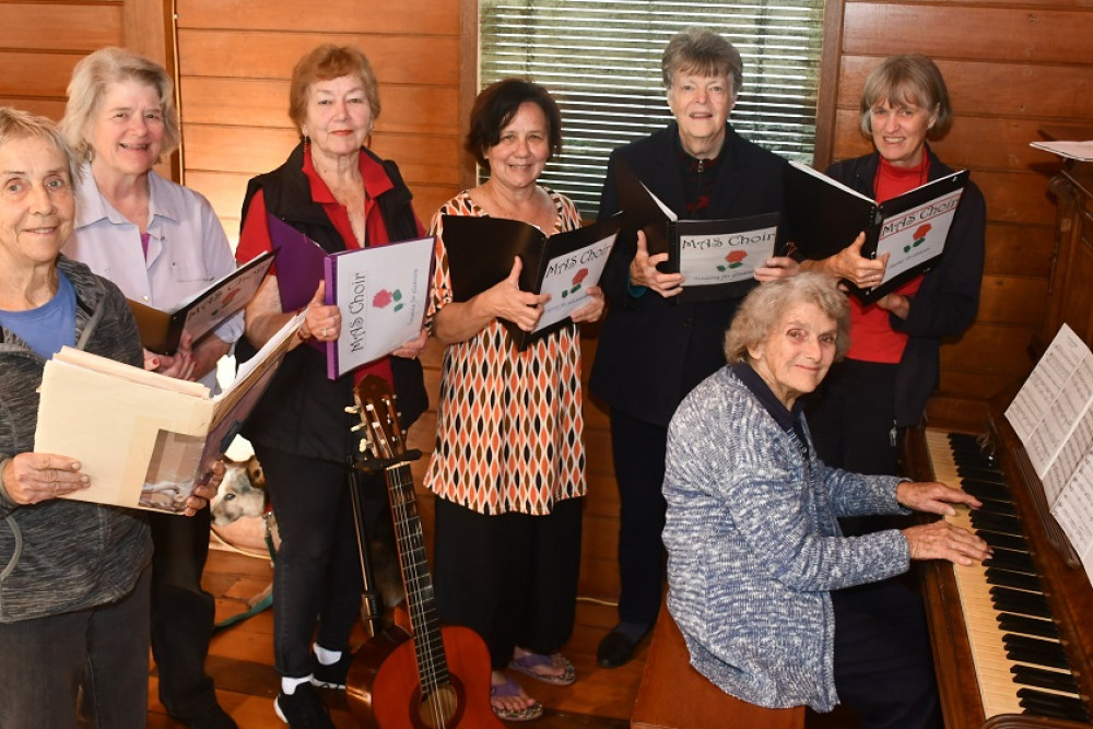 MAS Singers Bev Stanbridge, Alita Stewart, Judi Healy, Dee Hellsten, Mary Searston, Virgina Ballhaus and Phyllis Smith on the piano are ready for their very first concert.