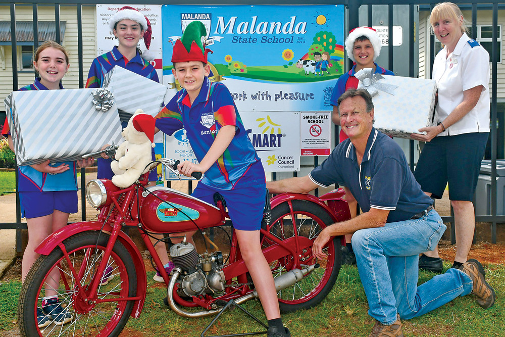 2022 Malanda State School leaders Felicity Graham, Lily Mollenhagen, Fletcher Winsor, Mitchell Bird, Don Sheppard and Miriam Newton-Gentle with a 1946 James Comet motorbike that was restored recently.