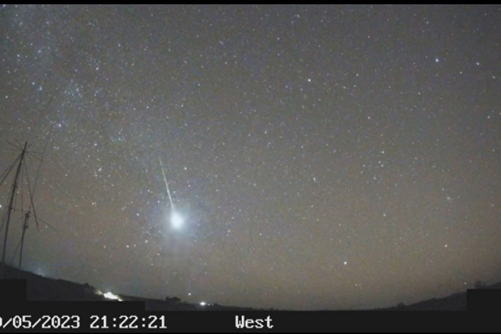 Video captured by Marcello Avolio of the meteorite souring across the Mareeba sky