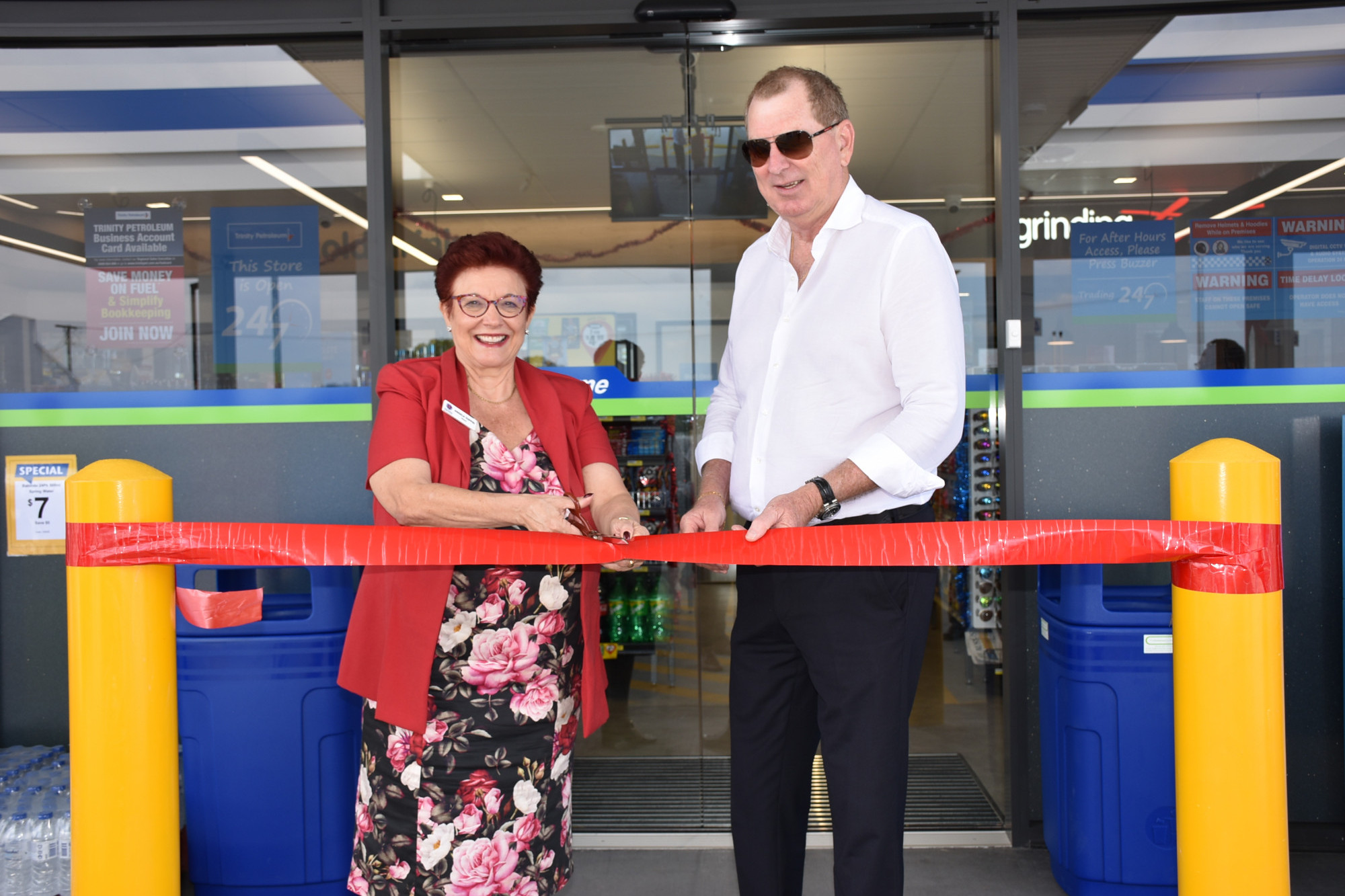 Mareeba Shire Mayor Angela Toppin and Developer Dean Pradal officially opened the new Mobil service station last Thursday, November 26