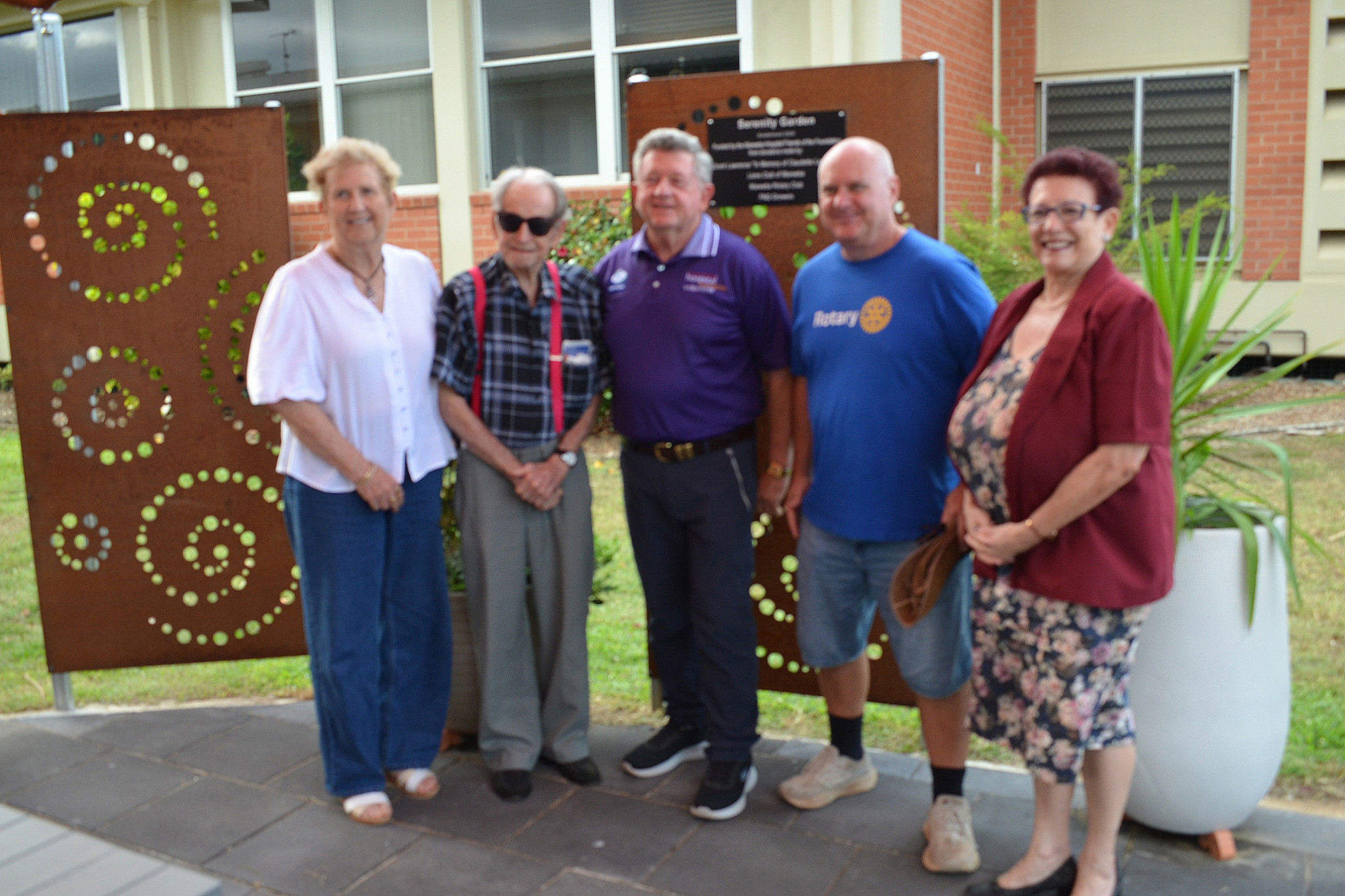 Debbie Brown (left) with father Grant Lawrence, Lions Club’s Tom Braes, Rotary’s Neil Setford and Mayor Angela Toppin.