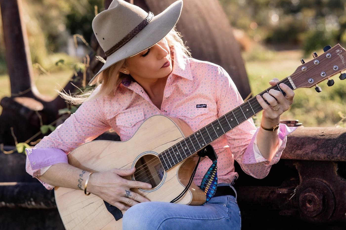 Singer-songwriter Victoria Crosby has released her debut single “North of the Range” as part of her first album.