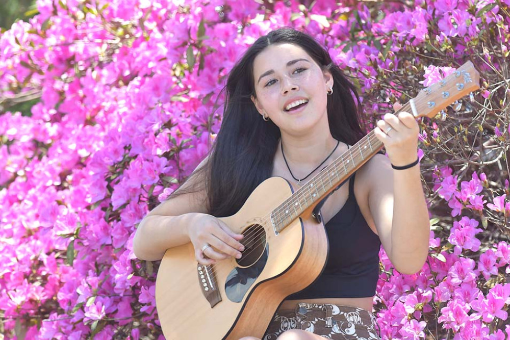 Performer Yindali Sharp (main picture) and Izzy Foy (inset) enjoyed the festival