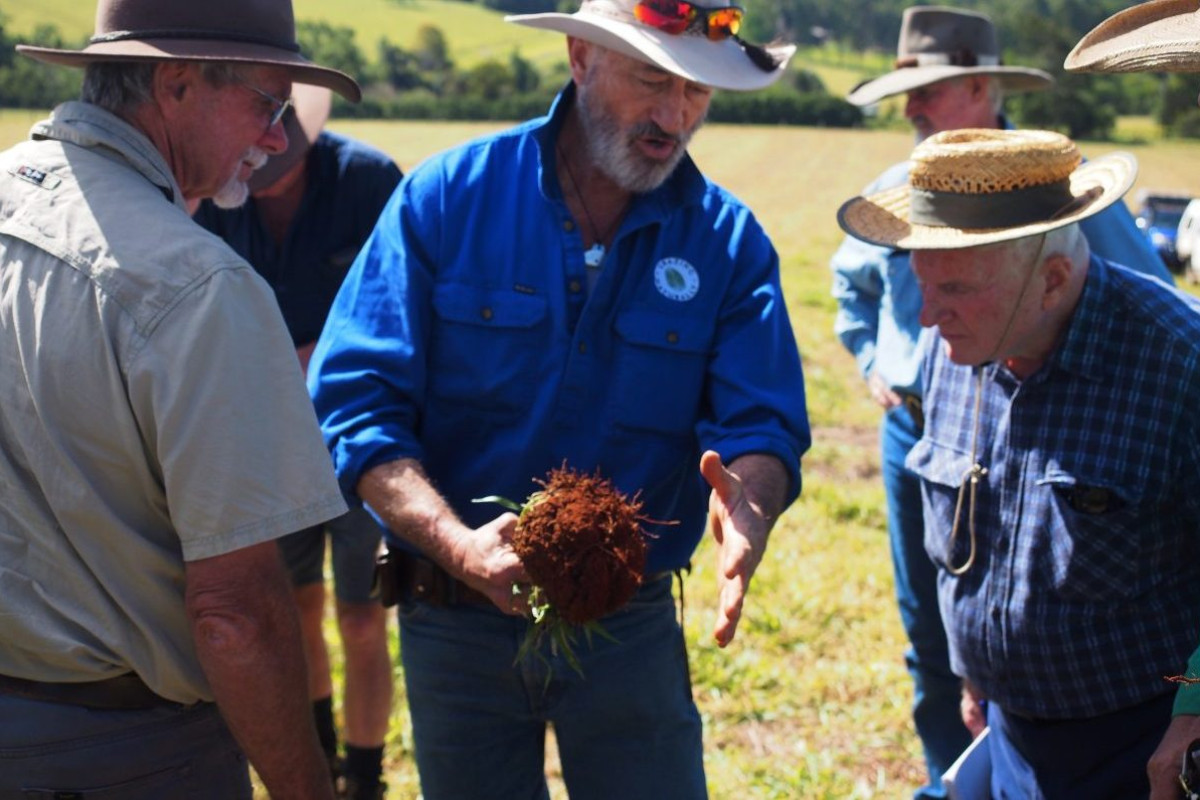 Farmers learn from international soil and grazing specialists - feature photo