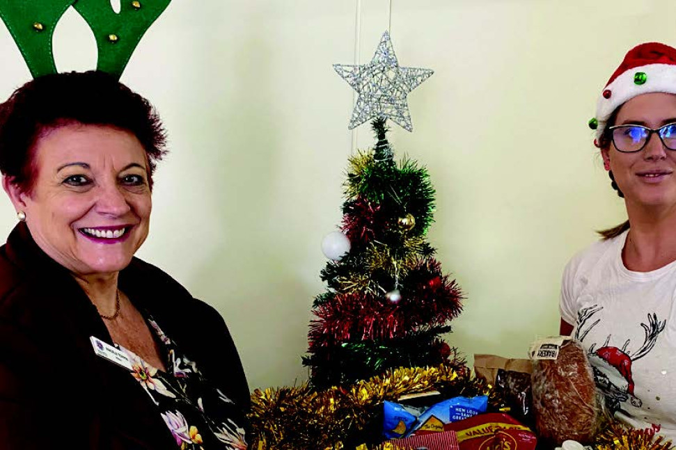 Mayor Angela Toppin and Ashlee Ellis, Mareeba Community Centre's Front Offi ce Coordinator, with one of the Christmas hampers available thanks to the community's support of the Mayor's Christmas Appeal.