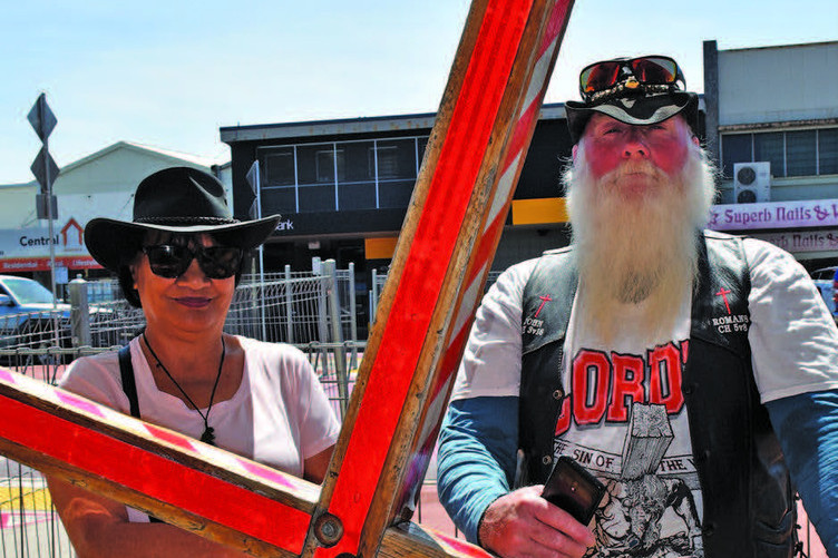 Shaz and Noel Moody have been travelling across Australia for over 30 years with a 22kg wooden cross, ministering to Australia’s regional towns.