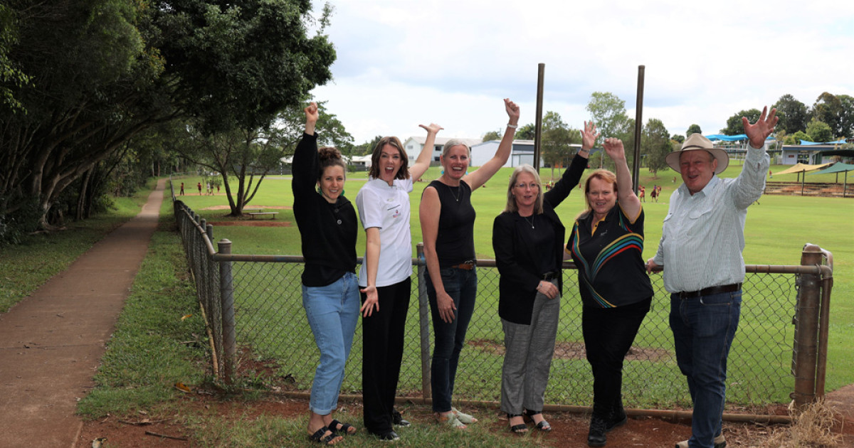 School celebrates with new fence win The Express Newspaper Mareeba