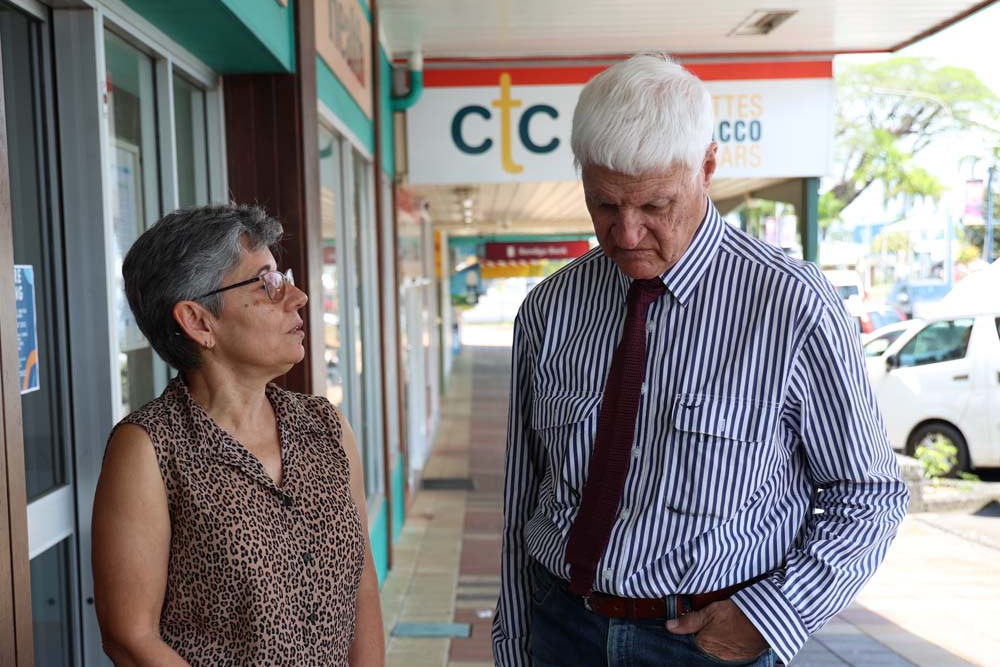 Paula Canha E Sa speaks with Federal MP Bob Katter.