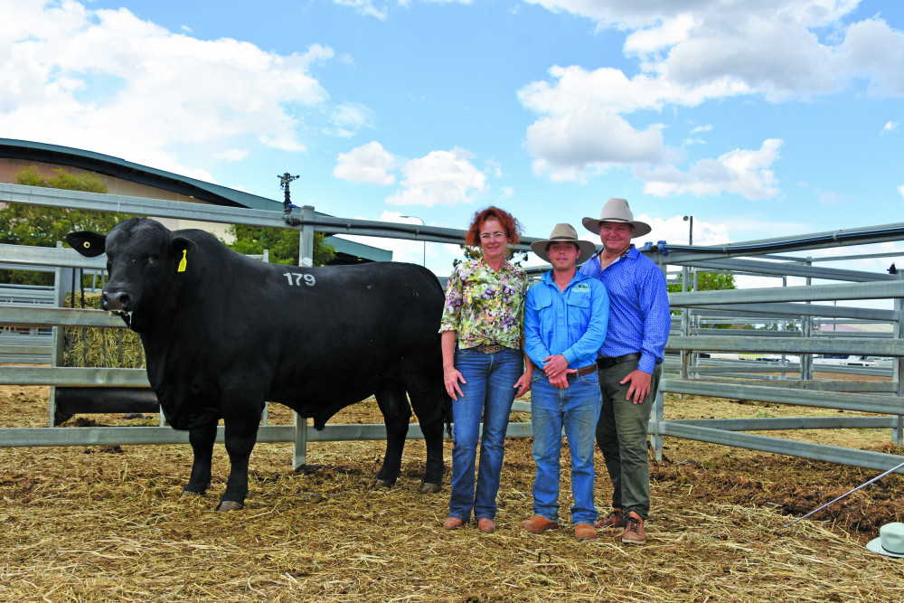Mandy, Jordan and Brett Scott of Millstream Springs Stud, Millaa Millaa achieved a top of $32,000 for Millstream Springs Bon Jovi (P) (ET) at the recent Rockhampton Brangus sale, confi rming they were on track with their genetic breeding program. PHOTO: Sheree Kershaw from the Qld Country Life.