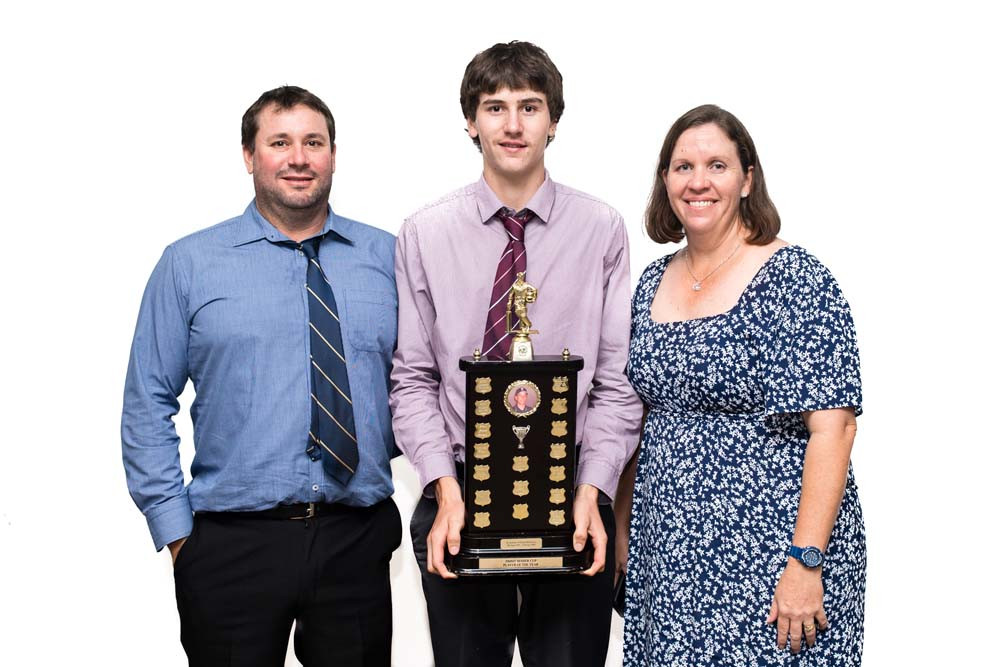 Ryan Jaszczyszyn (centre) with proud parents Brett and Kerrie at the CFN presentation night. PHOTO BY PETER ROY.