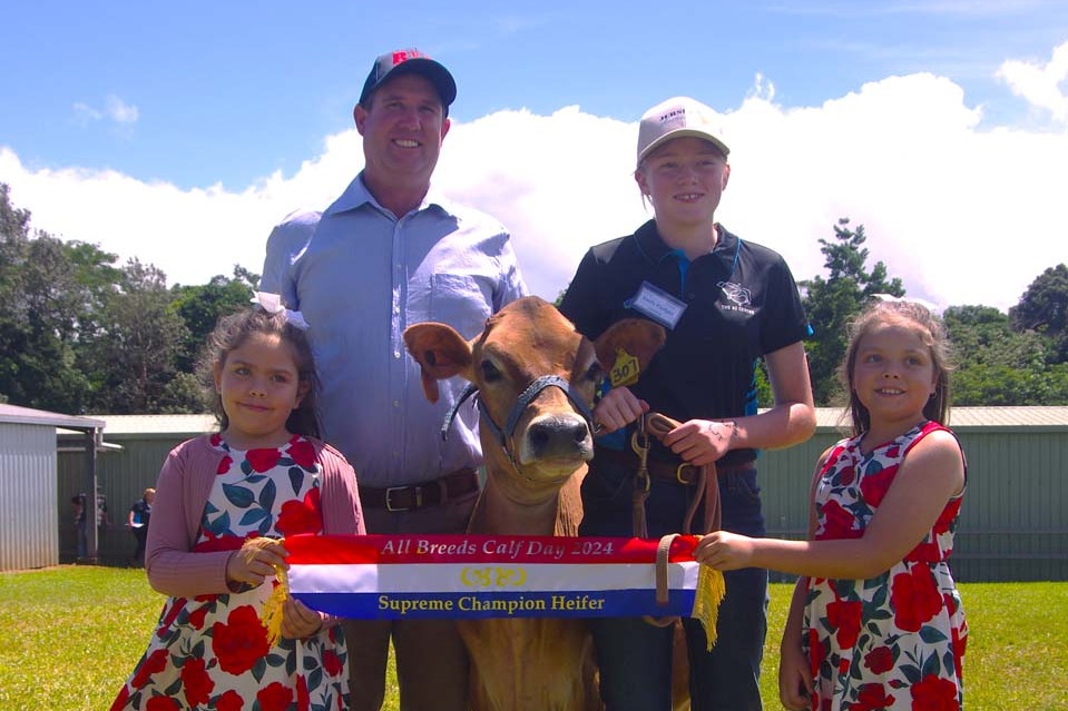 (from left) Bethany Daley, judge Steven Ledger, Emily Paulger with Supreme Champion Heifer Raschoda Whiskey Sarabi and Cecilia Daley.